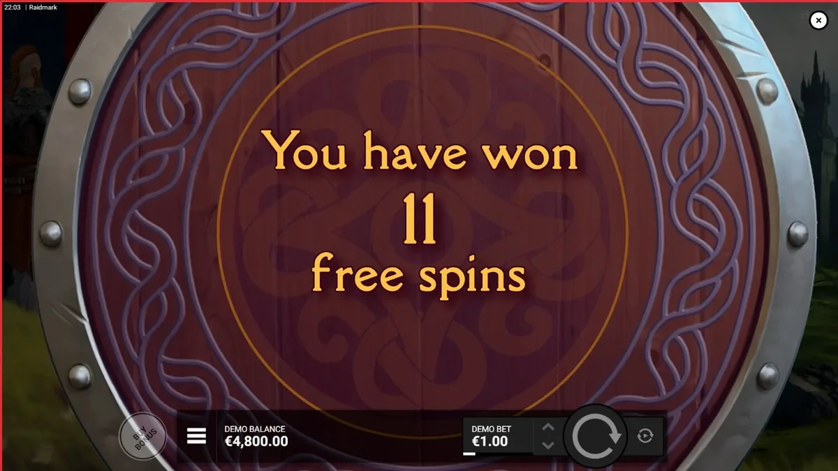 Pemandangan kapal Viking di tengah badai dalam slot Raidmark